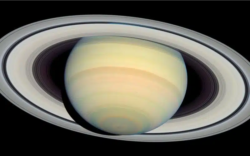 Plongée céleste explorer Saturne à travers l'objectif d'un télescope