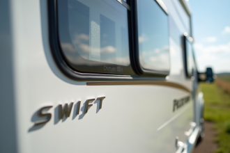 Détail de la façade extérieure d'un van Swift moderne avec matériaux haut de gamme
